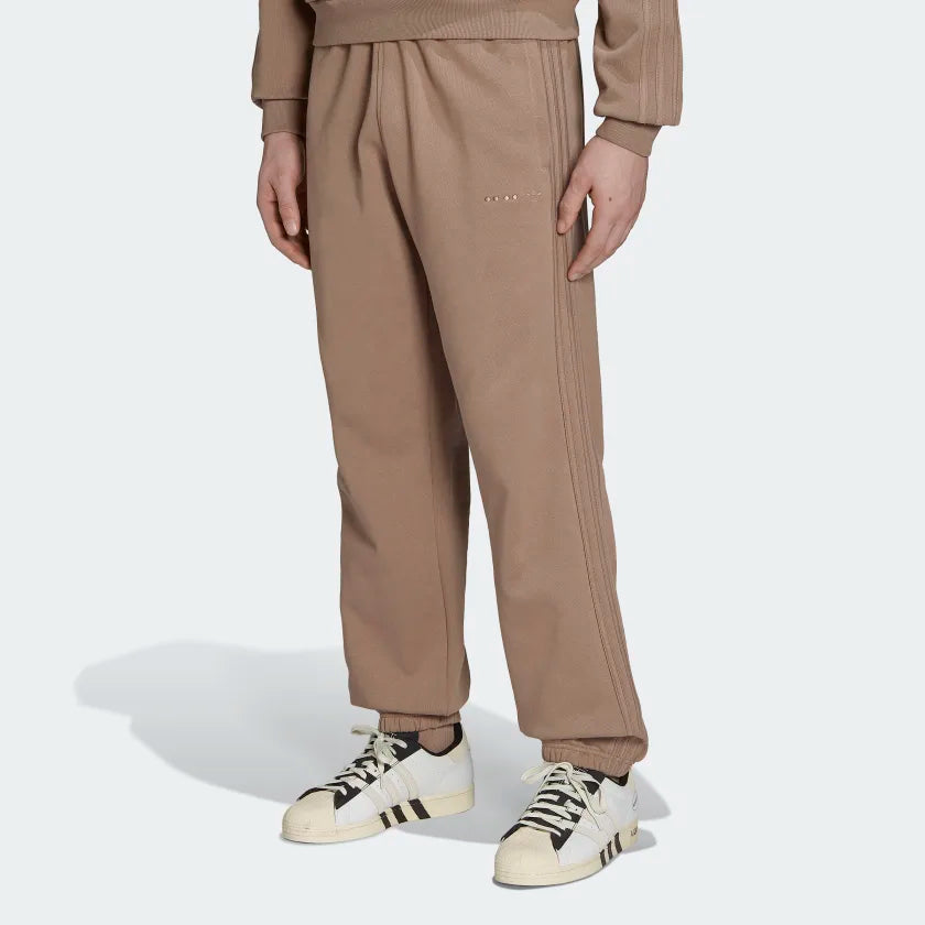 SWEAT PANTS REVEAL ESSENTIALS